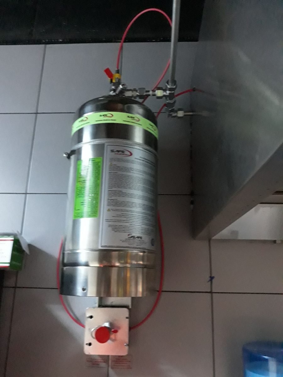 Баллон с красной трубкой и кнопкой пуска